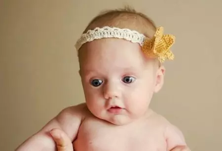 Bandagen auf dem Kopf für Neugeborene (39 Fotos): Modelle für Babys mit Blumen aus Foamiran und mit einem Bogen 2628_5