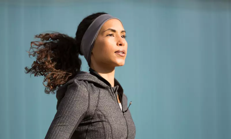 Bandaggio sportivo sulla testa (66 foto): modelli per la corsa e gli sport da Nike e Adidas, cosa viene chiamato una fasciatura femminile e come indossarlo 2629_11