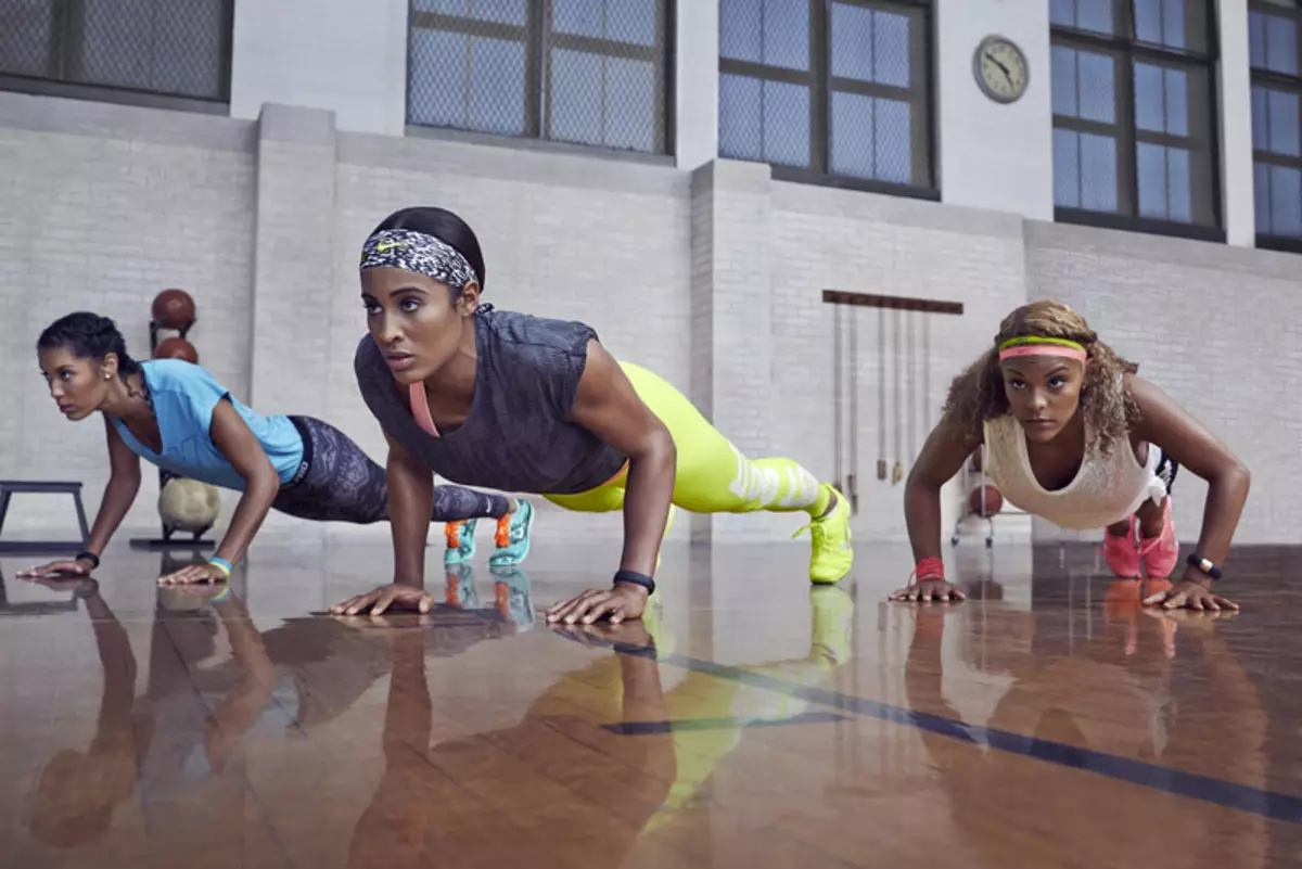 Sports превръзка на главата (66 снимки): Модели за тичане и спорт от Nike и Adidas, това, което се нарича женски превръзка и как да го нося 2629_13