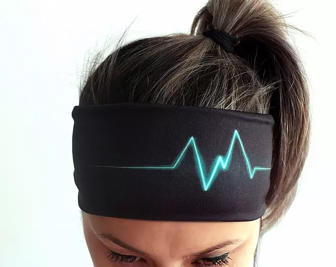 Спорт завој на главата (66 фотографии): Модели за трчање и спорт од Најк и Адидас, она што се нарекува женска завој и како да го носат 2629_24