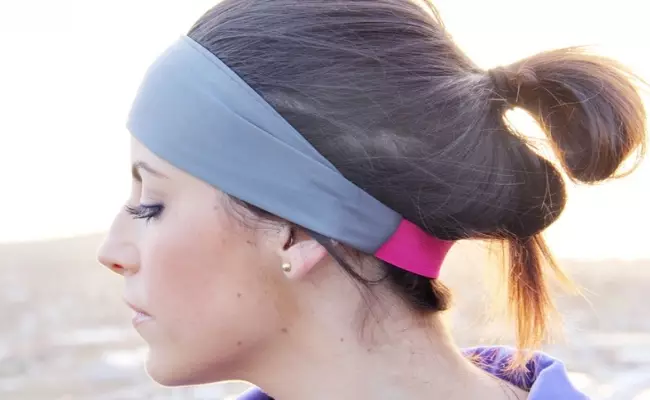 Спорт завој на главата (66 фотографии): Модели за трчање и спорт од Најк и Адидас, она што се нарекува женска завој и како да го носат 2629_32