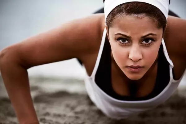 Băng thể thao trên đầu (66 ảnh): Các mô hình để chạy và thể thao từ Nike và Adidas, cái được gọi là băng nữ và cách mặc nó 2629_33