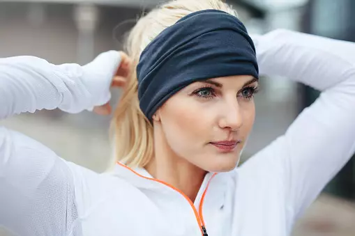 Sports bandage on the head (66 photos): Models for running and sports from Nike and Adidas, what is called a female bandage and how to wear it 2629_35