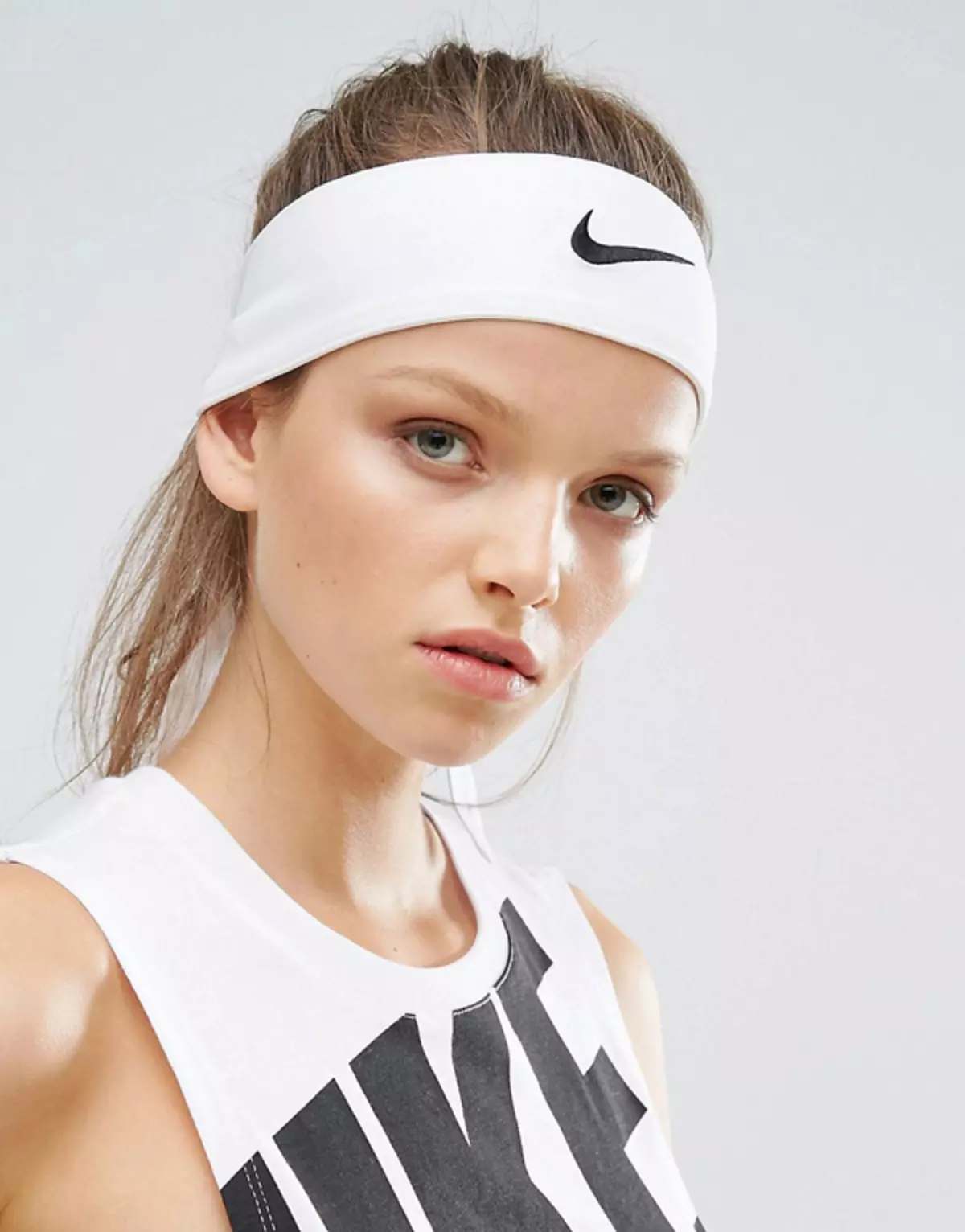 Սպորտային վիրակապը գլխին (66 լուսանկար). Մոդելներ Nike- ից եւ Adidas- ից վազելու եւ սպորտի համար, ինչը կոչվում է կին վիրակապ եւ ինչպես հագնել այն 2629_37
