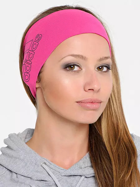 Sports bandage on the head (66 photos): Models for running and sports from Nike and Adidas, what is called a female bandage and how to wear it 2629_44