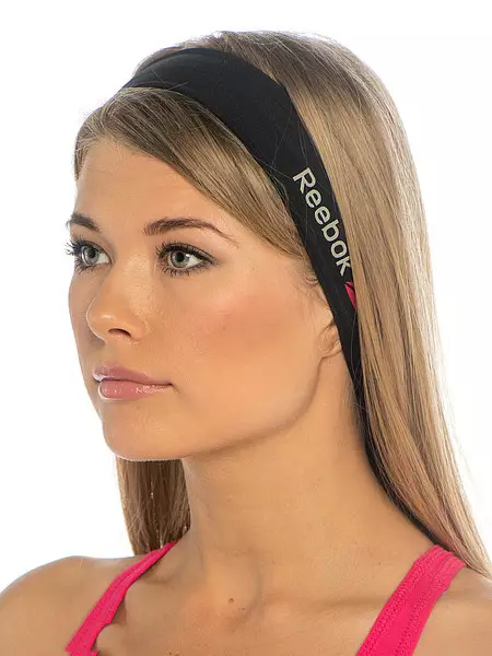 Bandaggio sportivo sulla testa (66 foto): modelli per la corsa e gli sport da Nike e Adidas, cosa viene chiamato una fasciatura femminile e come indossarlo 2629_47