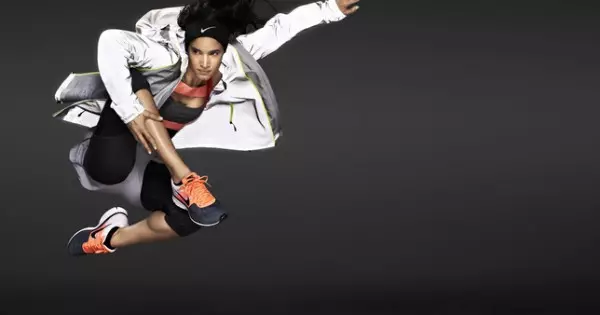 Սպորտային վիրակապը գլխին (66 լուսանկար). Մոդելներ Nike- ից եւ Adidas- ից վազելու եւ սպորտի համար, ինչը կոչվում է կին վիրակապ եւ ինչպես հագնել այն 2629_5