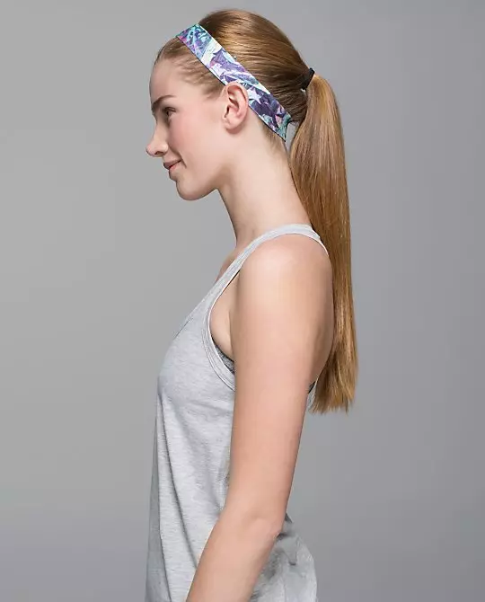 Սպորտային վիրակապը գլխին (66 լուսանկար). Մոդելներ Nike- ից եւ Adidas- ից վազելու եւ սպորտի համար, ինչը կոչվում է կին վիրակապ եւ ինչպես հագնել այն 2629_57