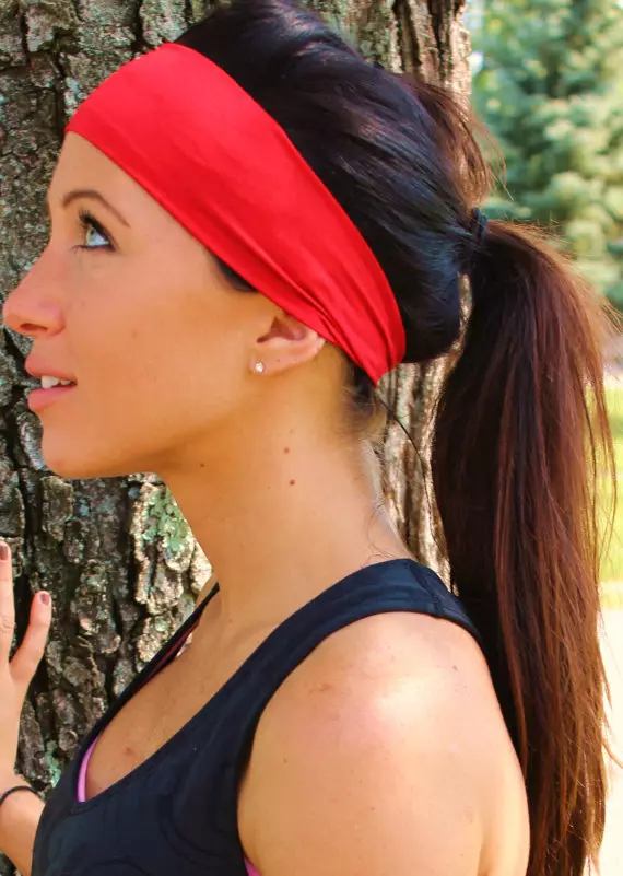 Bandaggio sportivo sulla testa (66 foto): modelli per la corsa e gli sport da Nike e Adidas, cosa viene chiamato una fasciatura femminile e come indossarlo 2629_63