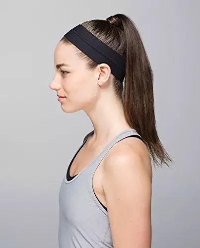 Sportsbandasje på hodet (66 bilder): Modeller for kjøring og sport fra Nike og Adidas, det som kalles en kvinnelig bandasje og hvordan du bruker den 2629_64
