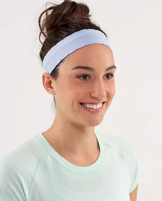 Bandaggio sportivo sulla testa (66 foto): modelli per la corsa e gli sport da Nike e Adidas, cosa viene chiamato una fasciatura femminile e come indossarlo 2629_65