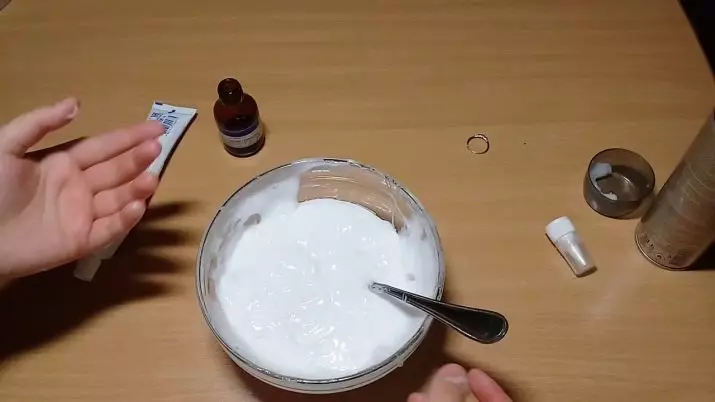 Slide mula sa foam para sa pag-ahit: Paano gumawa ng Lysuer mula sa PVA at sodium glue at tethaborate, iba pang mga recipe ng paghahanda na may foam sa bahay 26305_6