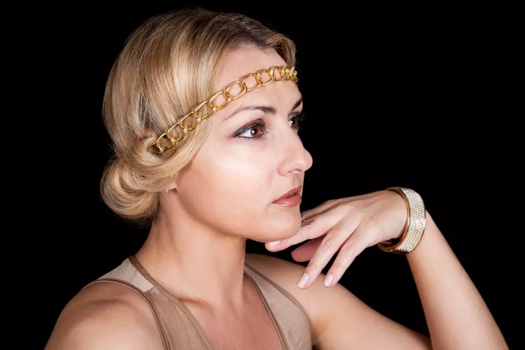 Headband (73 kuvaa): Kuinka käyttää naisia, kuten sitä kutsutaan ja sitoa se, muodikas Solokhan ja Branzerin mallit 2632_25