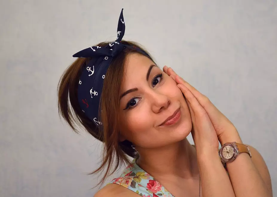 Bandă de cap (73 de fotografii): Cum să purtați femei, așa cum se numește și cum să le legăm, modele la modă de Solokha și Brazer 2632_33