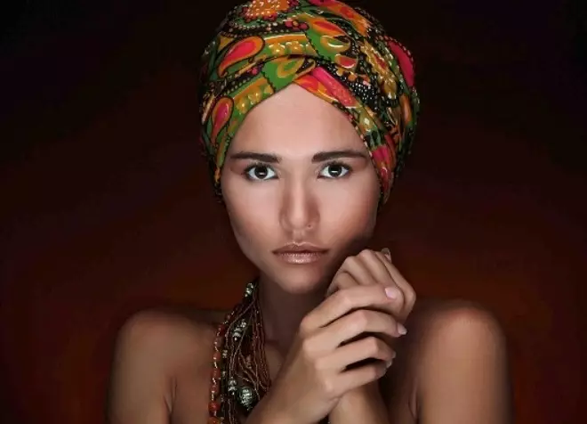 Bandă de cap (73 de fotografii): Cum să purtați femei, așa cum se numește și cum să le legăm, modele la modă de Solokha și Brazer 2632_35