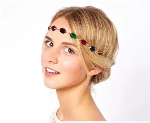 Headband (73 зураг): Эмэгтэйчүүдийг хэрхэн яаж өмсөх, үүнийг хэрхэн яаж уяж, хэрхэн яаж уях, сольж, солиотой загвар өмсөгч, солиотой загвар өмсөгч 2632_44