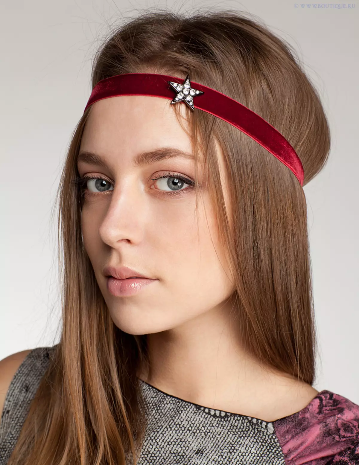 Headband (73 зураг): Эмэгтэйчүүдийг хэрхэн яаж өмсөх, үүнийг хэрхэн яаж уяж, хэрхэн яаж уях, сольж, солиотой загвар өмсөгч, солиотой загвар өмсөгч 2632_46