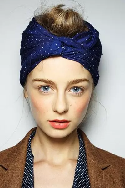 Headband (73 ảnh): Cách mặc phụ nữ, như được gọi và cách buộc nó, mô hình thời trang của Solokha và Brazer 2632_55