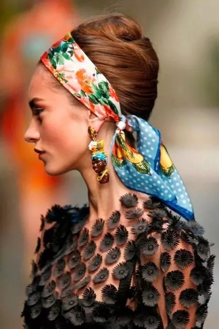 Headband (73 ảnh): Cách mặc phụ nữ, như được gọi và cách buộc nó, mô hình thời trang của Solokha và Brazer 2632_72