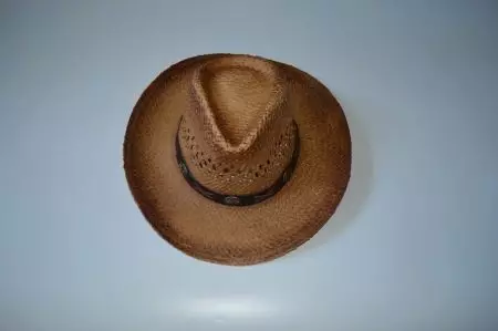 Cowboy Hat (100 fotoj): Women's Headdress por bano, brunaj kaj blankaj ledaj modeloj 2633_48
