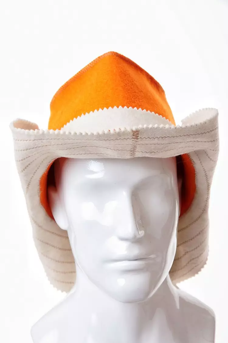 Cowboy Hat (100 fotoj): Women's Headdress por bano, brunaj kaj blankaj ledaj modeloj 2633_66