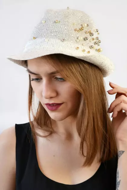 Cowboy Hat (100 fotoj): Women's Headdress por bano, brunaj kaj blankaj ledaj modeloj 2633_75