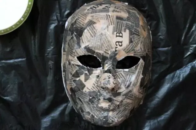 Papier Mask Maskra: Kif tagħmel maskra mingħajr formola bl-idejn tiegħek fid-dar? Maskri tal-biża 'għall-għażliet ta' Halloween u Venezjani 26347_23