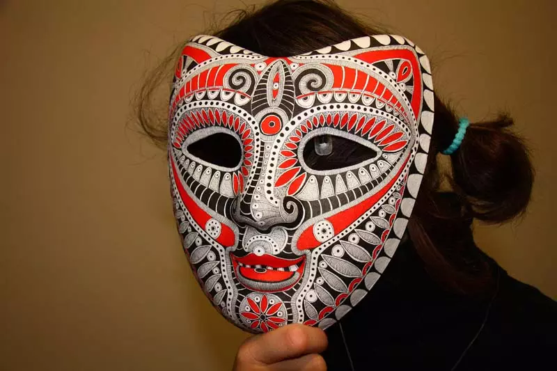 Papier Mask Maskra: Kif tagħmel maskra mingħajr formola bl-idejn tiegħek fid-dar? Maskri tal-biża 'għall-għażliet ta' Halloween u Venezjani 26347_27