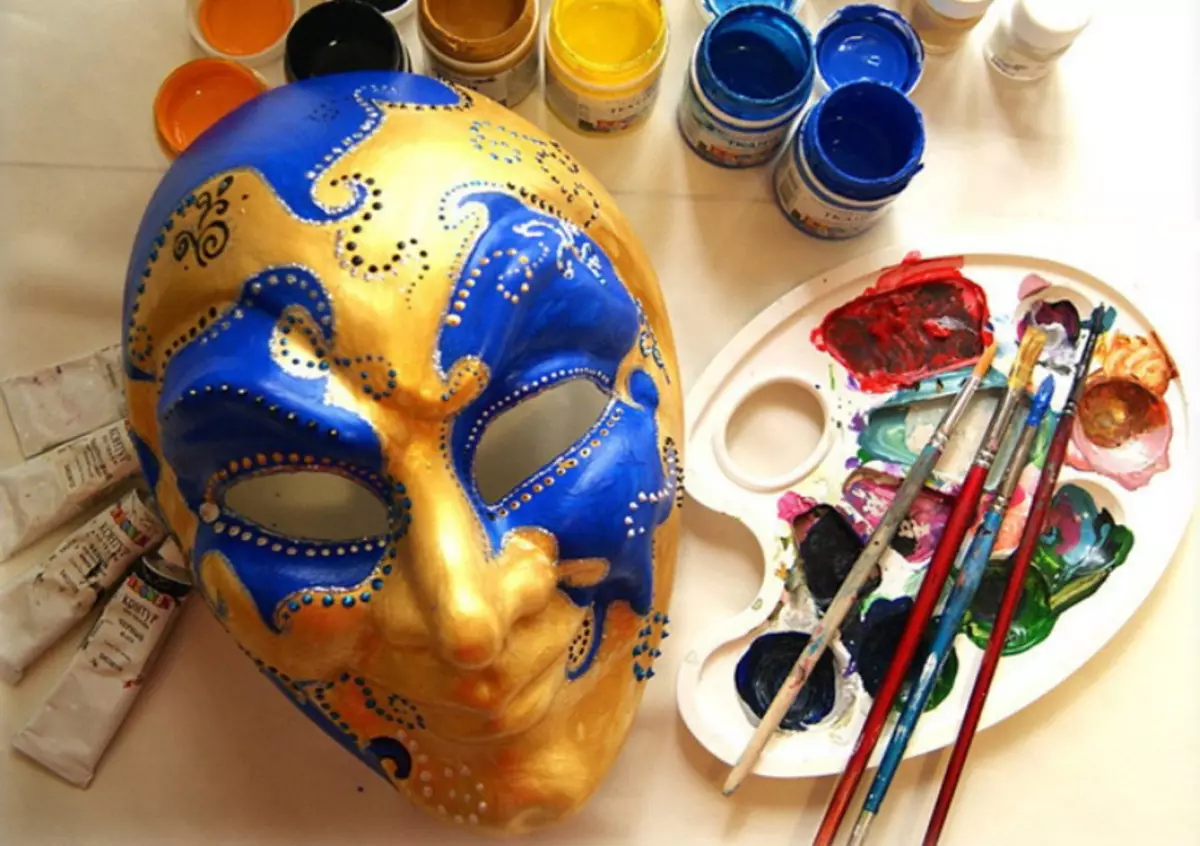 Papier Masha Mask: Como fazer uma máscara sem um formulário com suas próprias mãos em casa? Máscaras assustadoras para Opções de Halloween e Venetian 26347_38