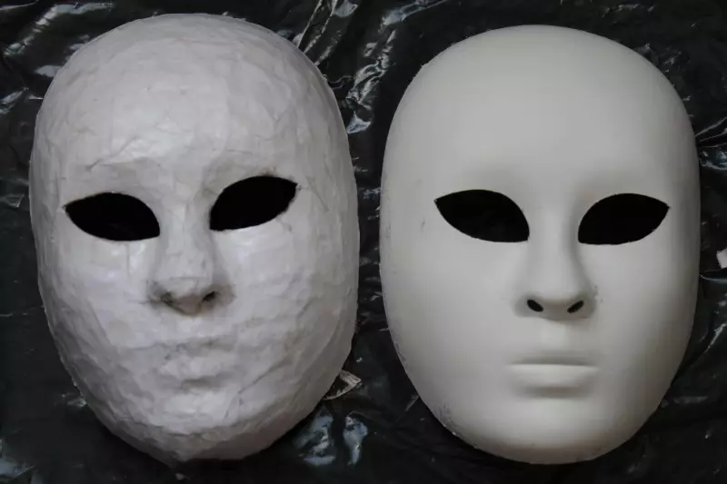 Papier Masha Mask: Jinsi ya kufanya mask bila fomu na mikono yako mwenyewe nyumbani? Masks ya kutisha kwa Halloween na Chaguzi za Venetian. 26347_6