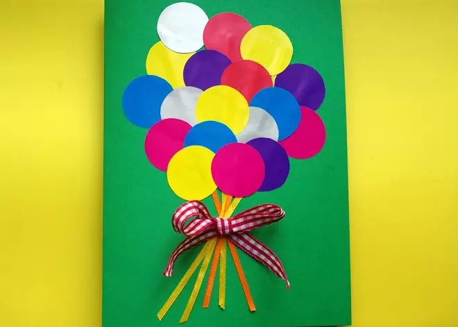 Appliques for lærerdagen (15 bilder): Hvordan lage blomster fra papir med dine egne hender? Søknad i form av et postkort og en snaps av naturlige materialer 26358_3