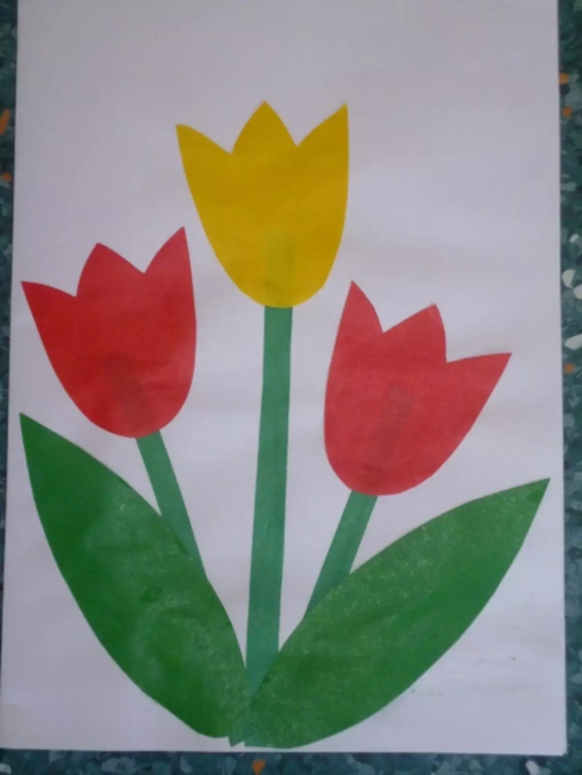 Appliques për Ditën e Edukatorit (15 foto): Si të bëni lule nga letra me duart tuaja? Aplikimi në formën e një kartoline dhe një snaps të materialeve natyrore 26358_7
