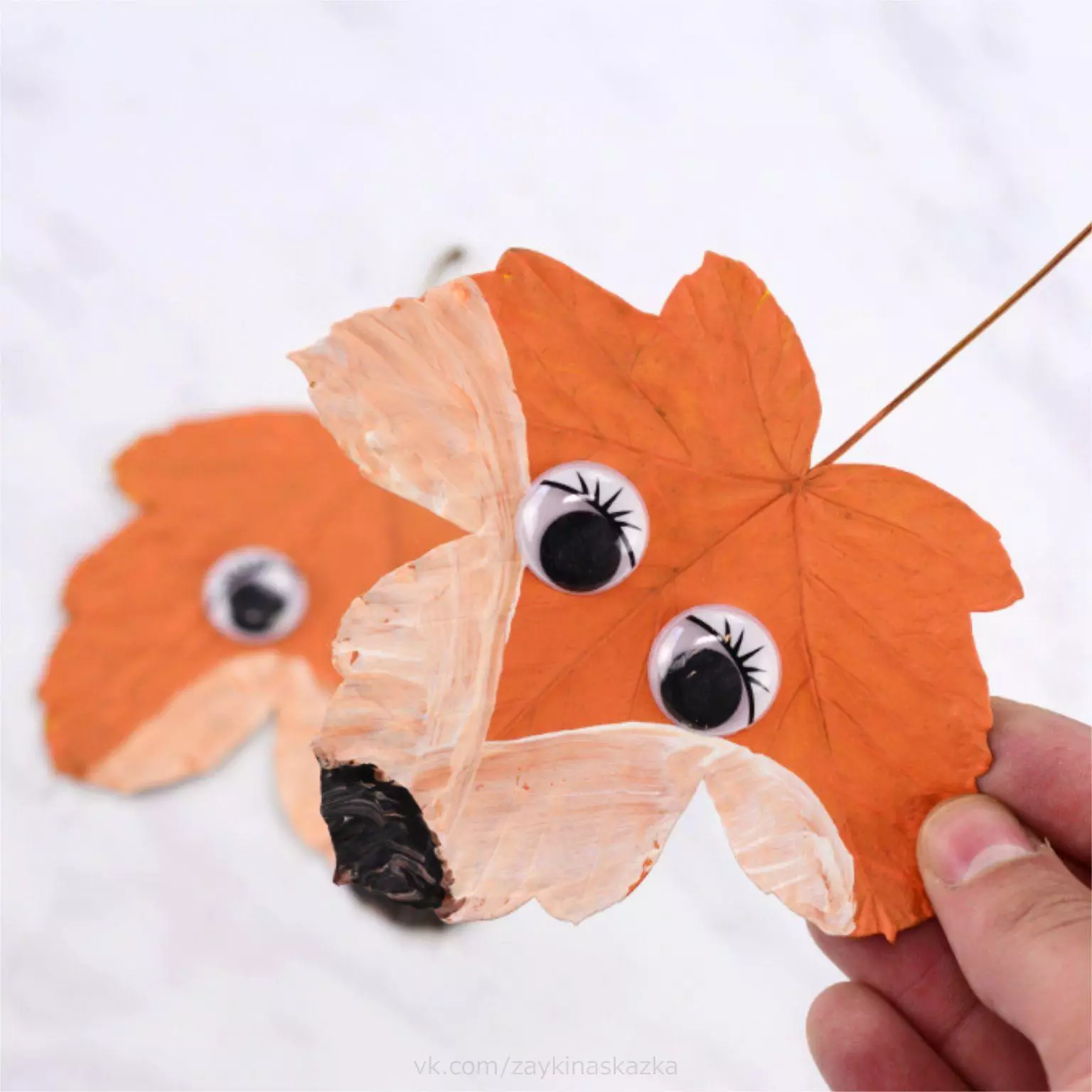 Appliques de feuilles d'érable: artisanat sur papier pour enfants sur le thème 