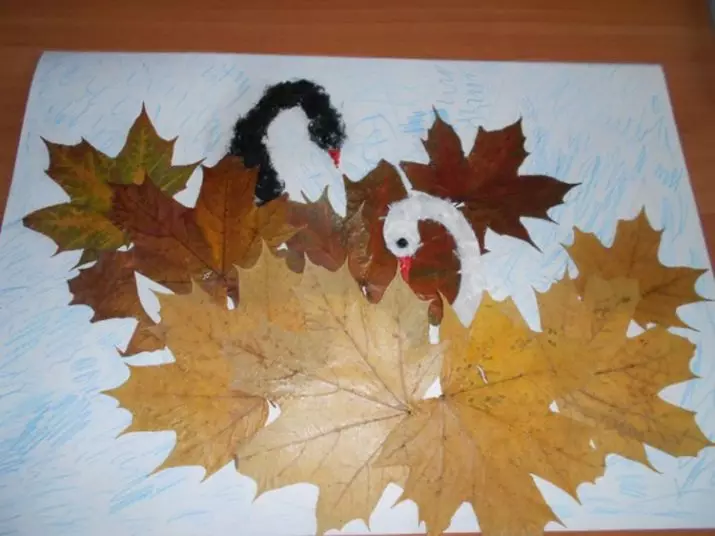 メープルの葉からのアップリケ：テーマの子供のための紙の上のクラフト 