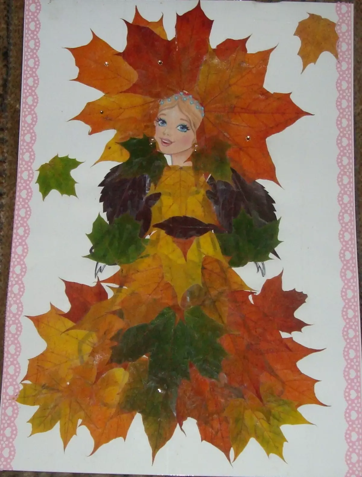 メープルの葉からのアップリケ：テーマの子供のための紙の上のクラフト 