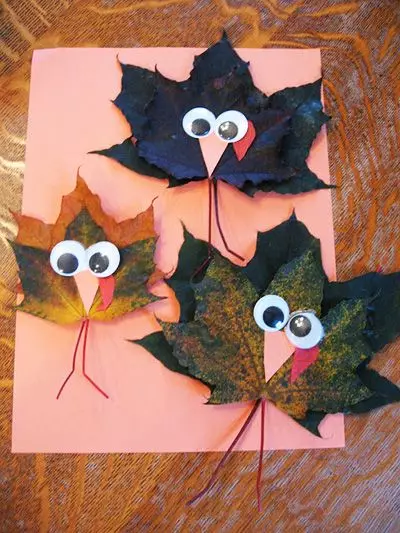 Appliques de feuilles d'érable: artisanat sur papier pour enfants sur le thème 