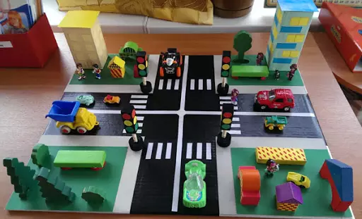 Trafik kuralları konusundaki uygulamalar: Çocuklar için bir anaokuluna 