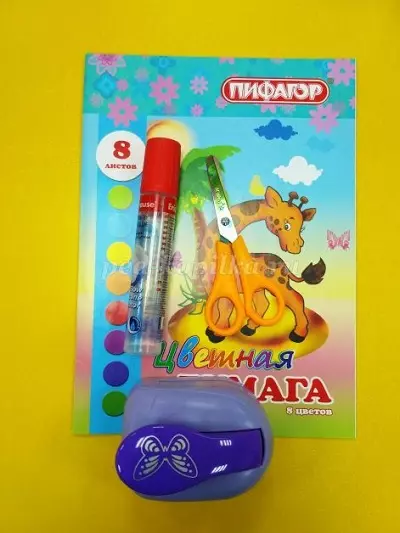 4-5 વર્ષનાં બાળકો માટે ઉપકરણો: રંગીન કાગળ અને અન્ય રસપ્રદ હસ્તકલાથી. તમારા પોતાના હાથથી કાગળ અને કાર્ડબોર્ડથી કિલ્લા અને ફૂલો બનાવવા માટે કેટલું સરળ છે? 26375_21