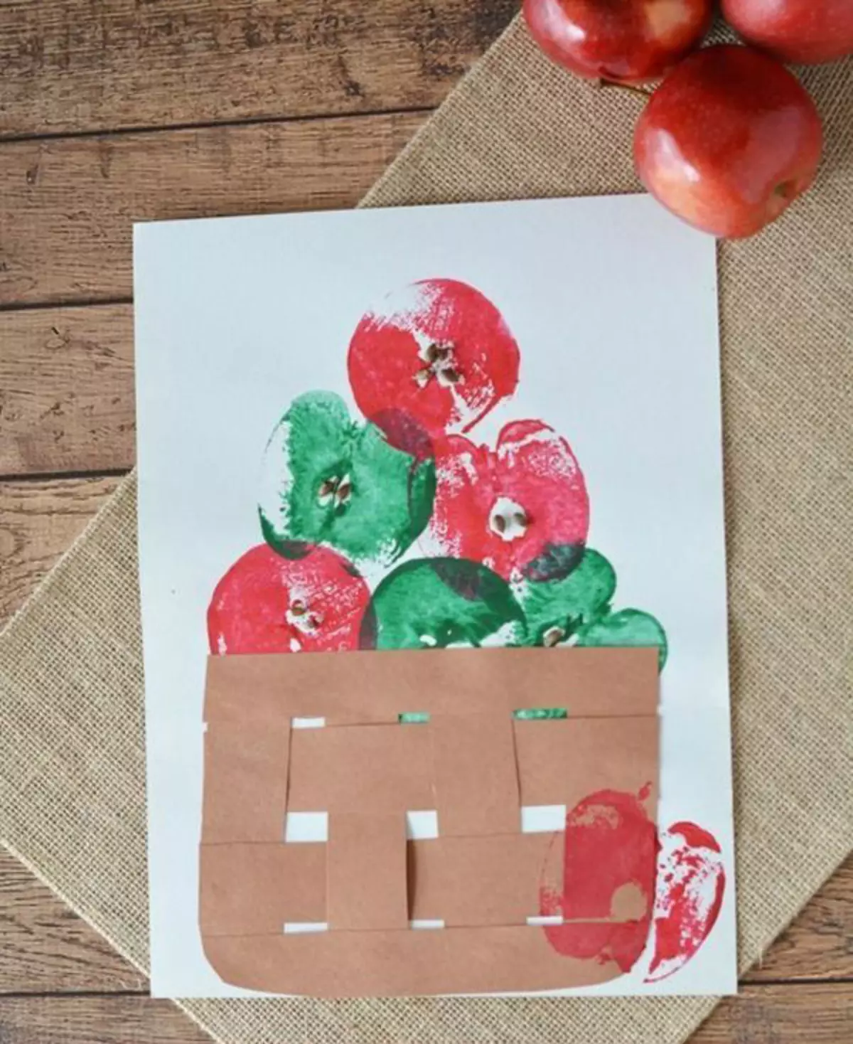 Рисование штампом яблоки