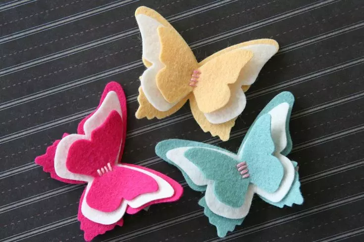 Апликации за пеперутки (37 фотографии): од суви лисја и обоена хартија за деца, од природни материјали, волуметриски и дефект аплицираат 26383_28