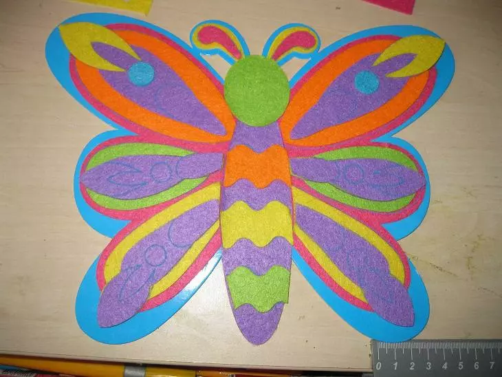 Appliques Butterfly (37 foto): nga gjethet e thata dhe letër me ngjyrë për fëmijët, nga materialet natyrore, volumetrike dhe shpërthim Appliqué 26383_5