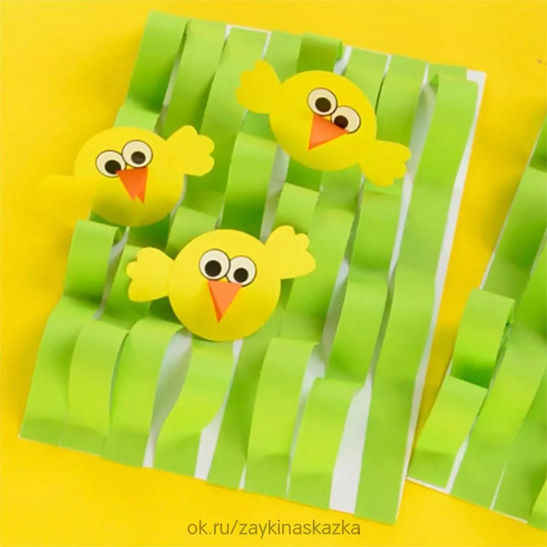 Аплікація «Курча»: виріб з кіл кольорового паперу для дітей 2-3 років. Як робити курчати на лузі і в яйці? 26395_2