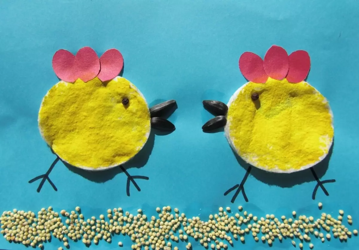 Аплікація «Курча»: виріб з кіл кольорового паперу для дітей 2-3 років. Як робити курчати на лузі і в яйці? 26395_21