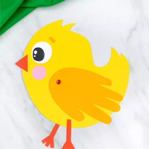 アプリケーション「チキン」：2~3歳の子供のための色紙の工芸品。牧草地と卵の中で鶏肉を作る方法は？ 26395_3