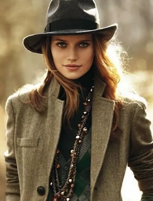 قبعات شعر المرأة على موسم الخريف والشتاء (54 صورة): نماذج واسعة المياه مع الحقول 2639_39