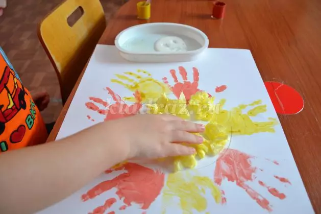 «Գարուն» թեմայով դիմումներ. Ինչպես պատրաստել գունավոր թղթի գարնանային փունջ երեխաների հետ: «Գարուն» թեմայով այլ մանկական դիմումներ 26412_21