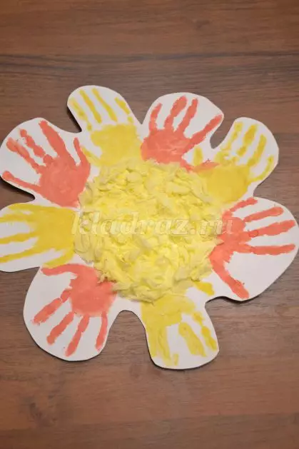 主题“春天”主题的贴花：如何用孩子们制作春天的彩色纸？其他儿童对“春天”主题的贴花 26412_22