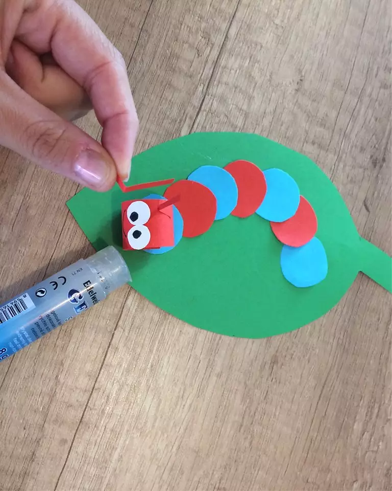 Applikationen für Kinder 6-7 Jahre alt: Einfacher Handwerk aus farbigem Papierstabshop, interessante Ideen für Mädchen und Jungen. Babyhandwerk machen es selbst 26417_11