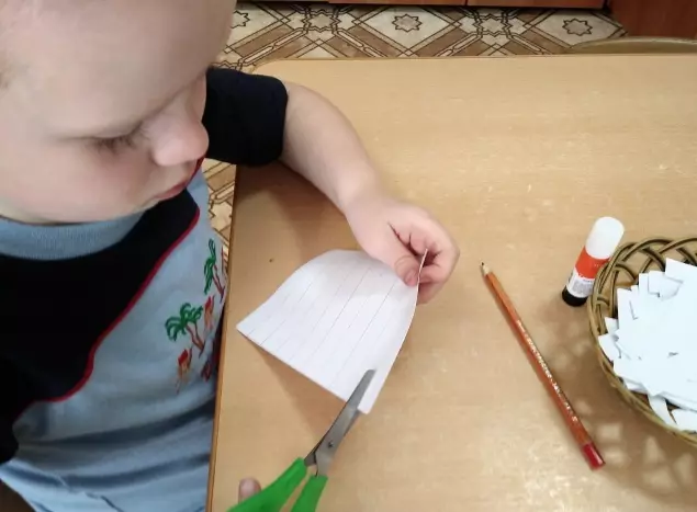 Appliques za djecu 6-7 godina: Jednostavni obrti od obojenog papira korakshop, zanimljive ideje za djevojčice i dječake. Dječji obrti to učiniti sami 26417_14