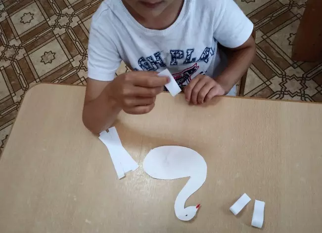 Appliques for barn 6-7 år: Enkelt håndverk laget av farget papir Stepshop, interessante ideer for jenter og gutter. Baby håndverk gjør det selv 26417_15